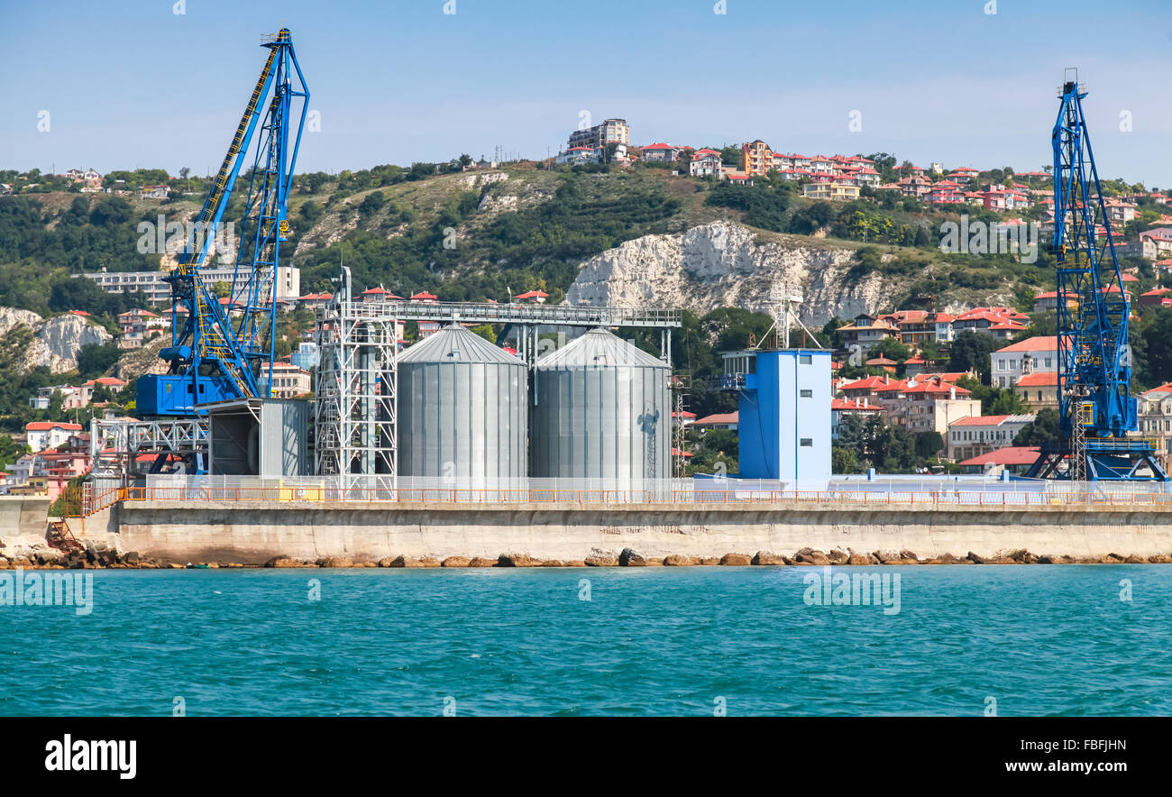 Gru e serbatoi nel terminale di carico del porto di Balchik, Bulgaria. Il litorale del Mar Nero Foto Stock