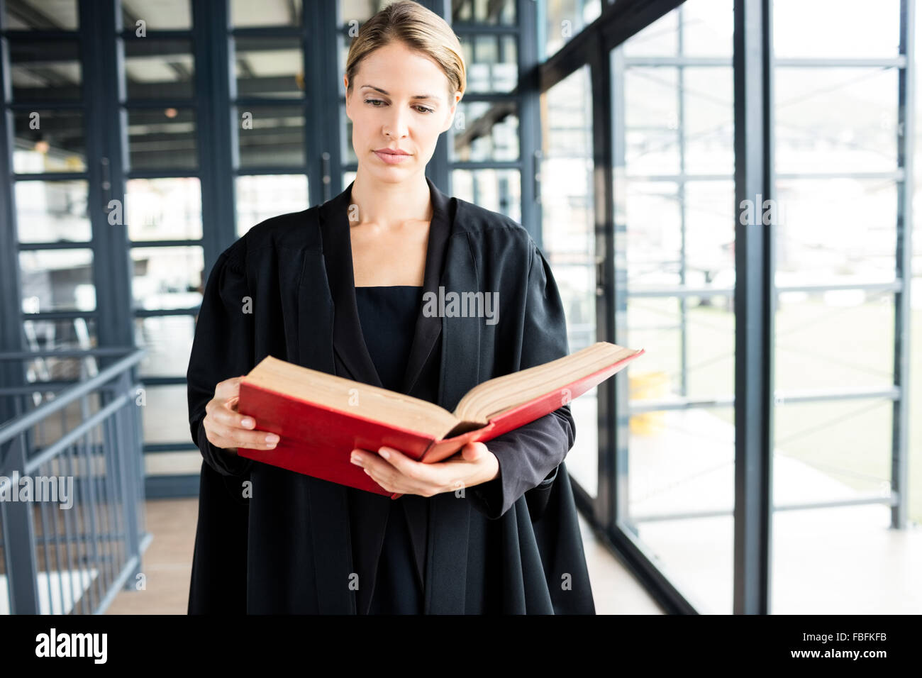 Avvocato femmina la lettura di un libro con attenzione Foto Stock