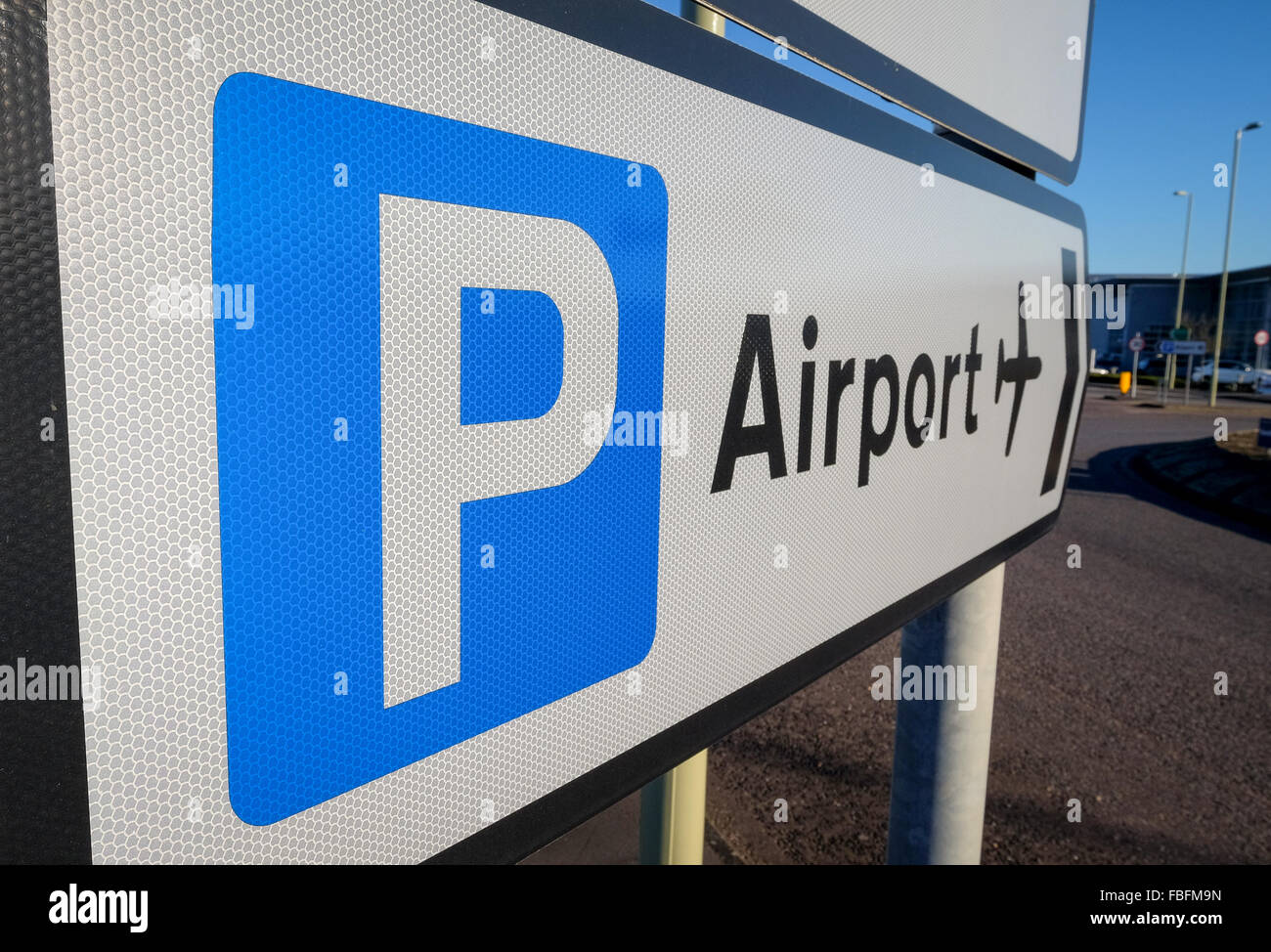 Aeroporto parcheggio auto parcheggio segno contro uno sfondo blu Foto Stock