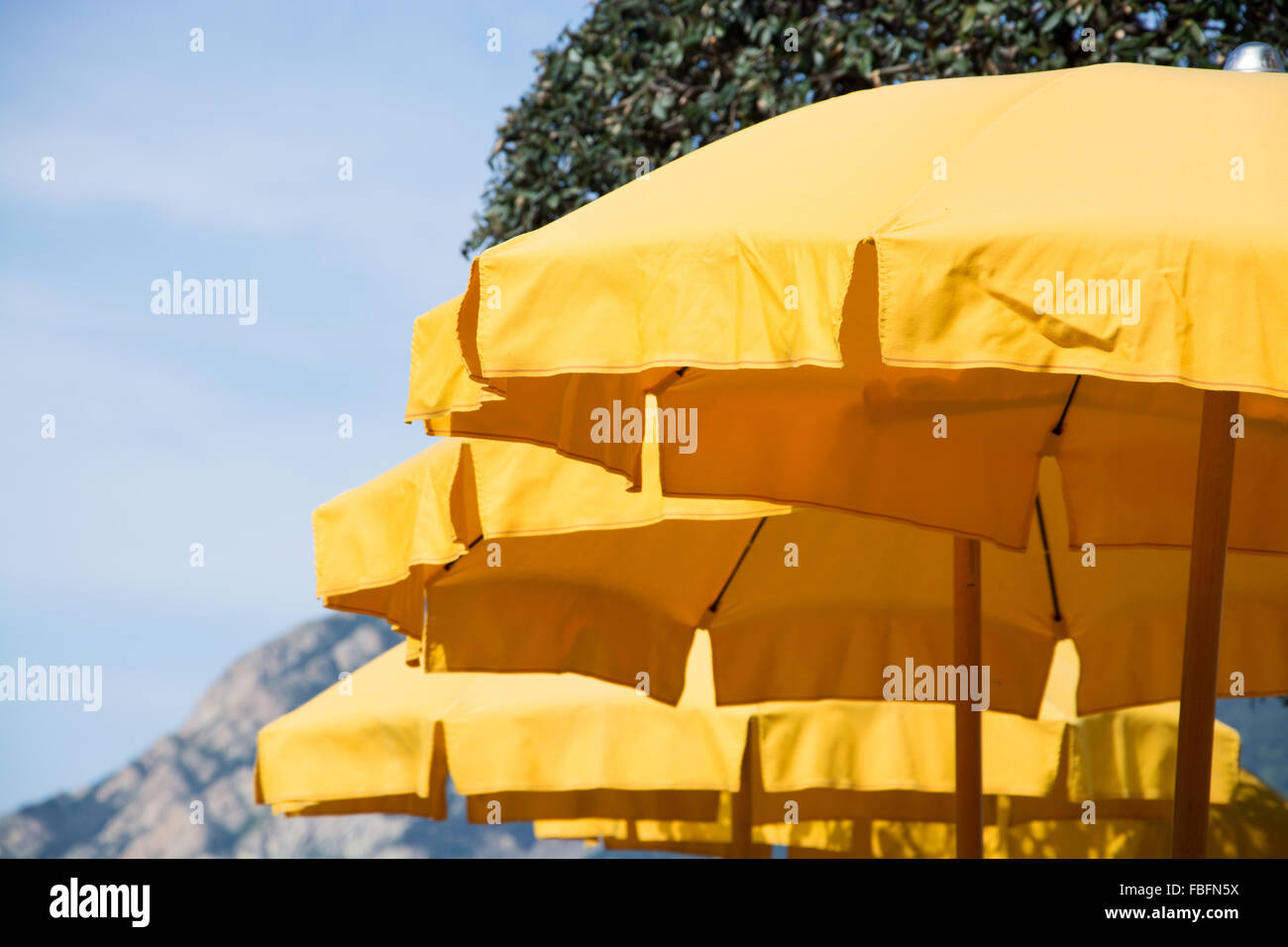 Ombrellone giallo, la protezione contro il sole. Foto Stock