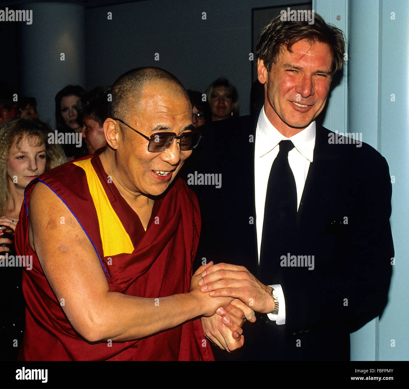 Washington, DC. , USA, 1993 Il Dalai Lama con Harrison Ford a Washington DC. Harrison Ford è un film americano attore e produttore. Egli è famoso per le sue esibizioni come Han Solo in originale trilogia di Star Wars e del carattere di titolo di Indiana Jones film della serie. Ford è anche noto per i suoi ruoli come Rick Deckard in Blade Runner, John Prenota nella testimonianza e Jack Ryan in Patriot Games e il pericolo chiaro e attuale. La sua carriera ha attraversato sei decenni e include i ruoli in diversi successi di Hollywood Credito: Mark Reintein Foto Stock