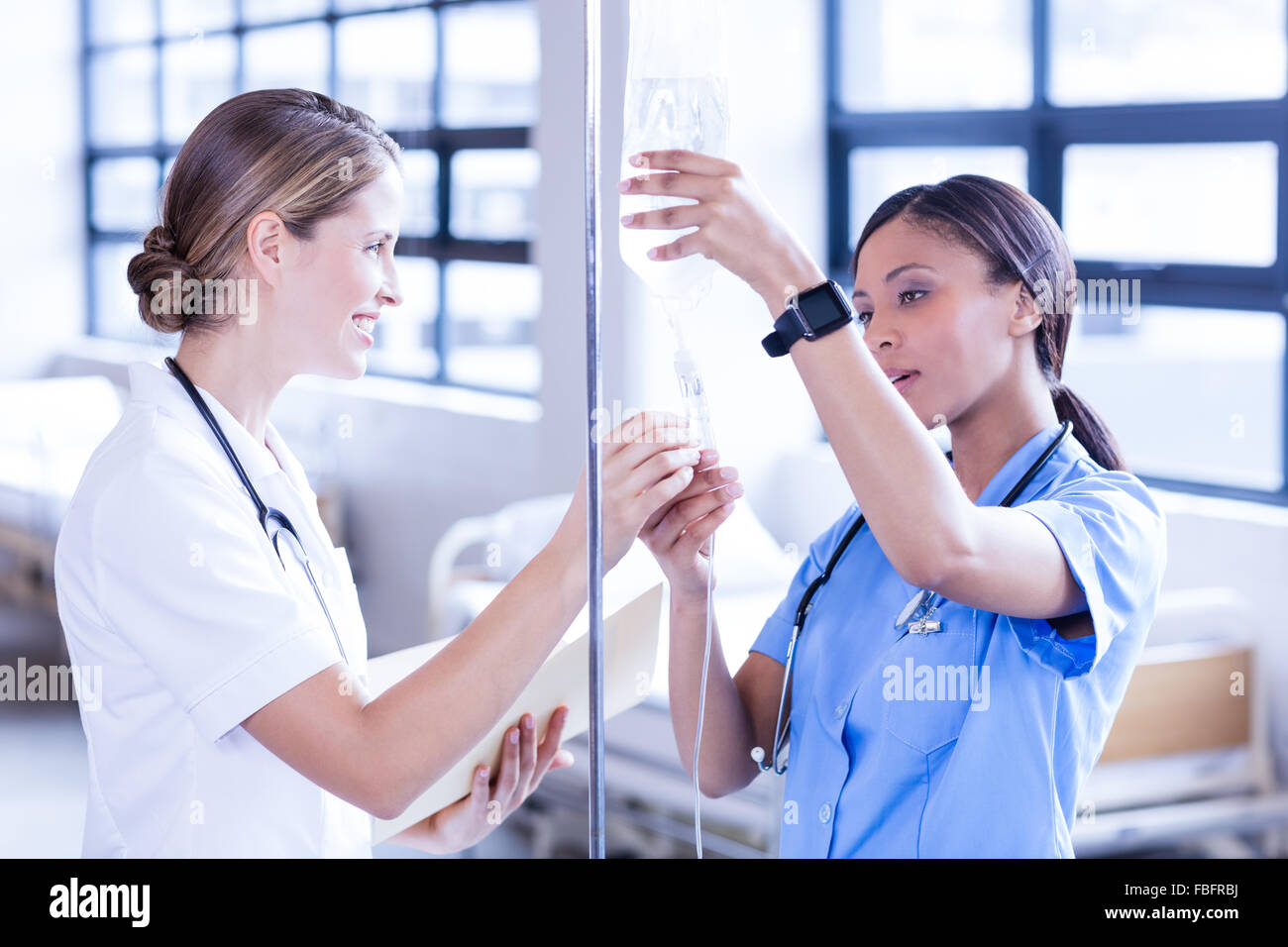 Il team medico di impostazione di siero Foto Stock