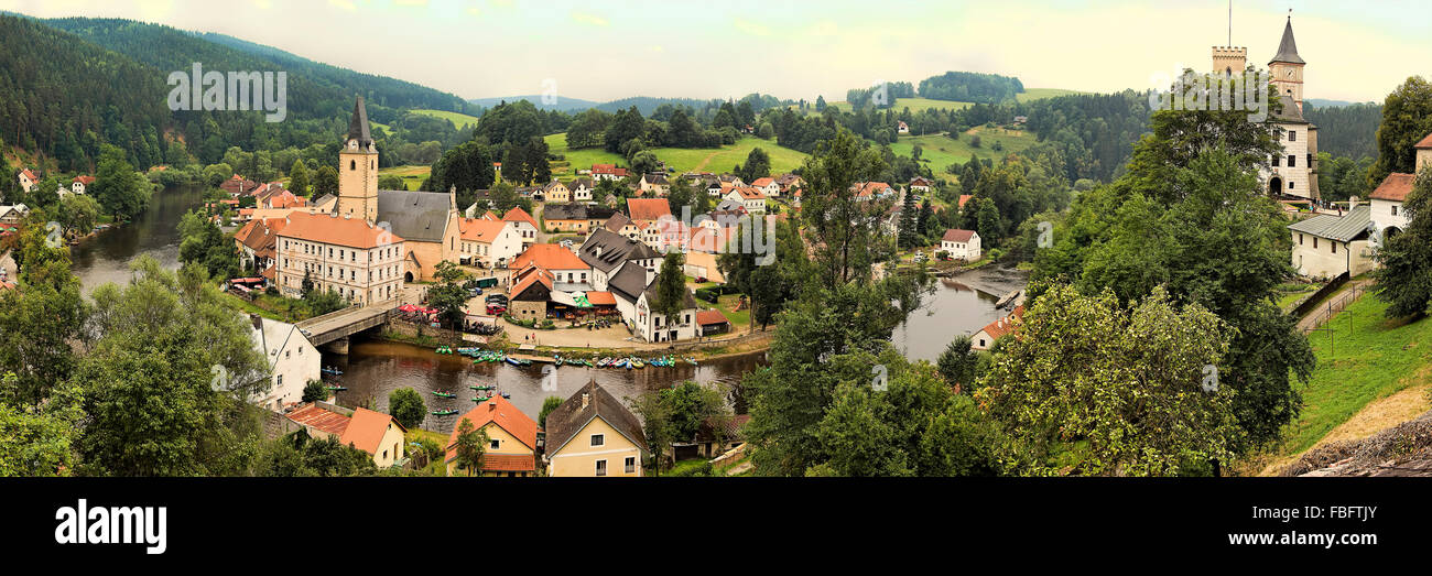Famoso panorama storico di Rozumberk, castello di proprietà pubblica e la città di 160 km o 100 miglia a sud di Praga sul fiume V Foto Stock