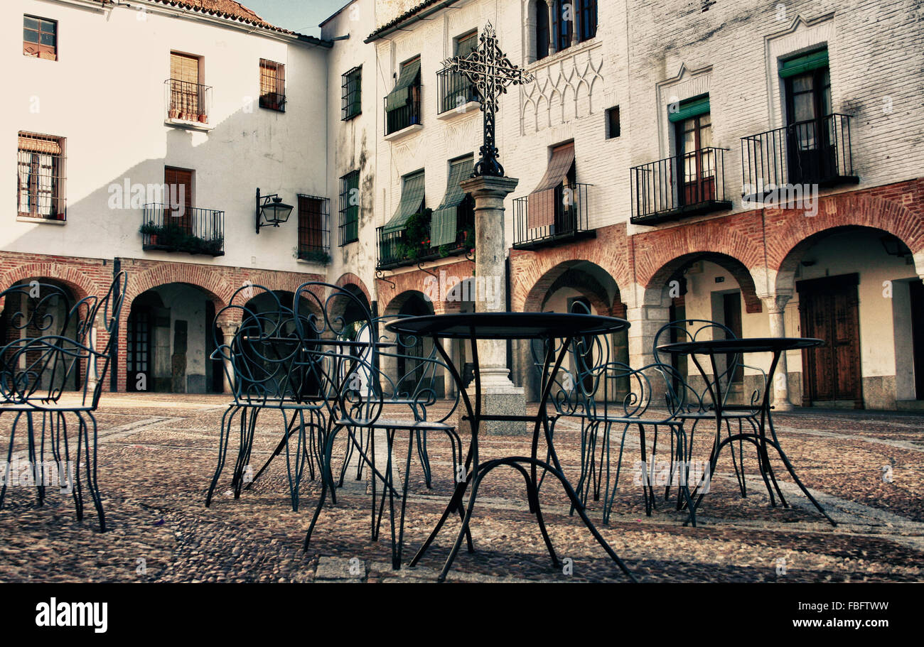 Plaza Chica, piccola piazza di Zafra con tavoli, Badajoz, Spagna. Vintage filtrata Foto Stock