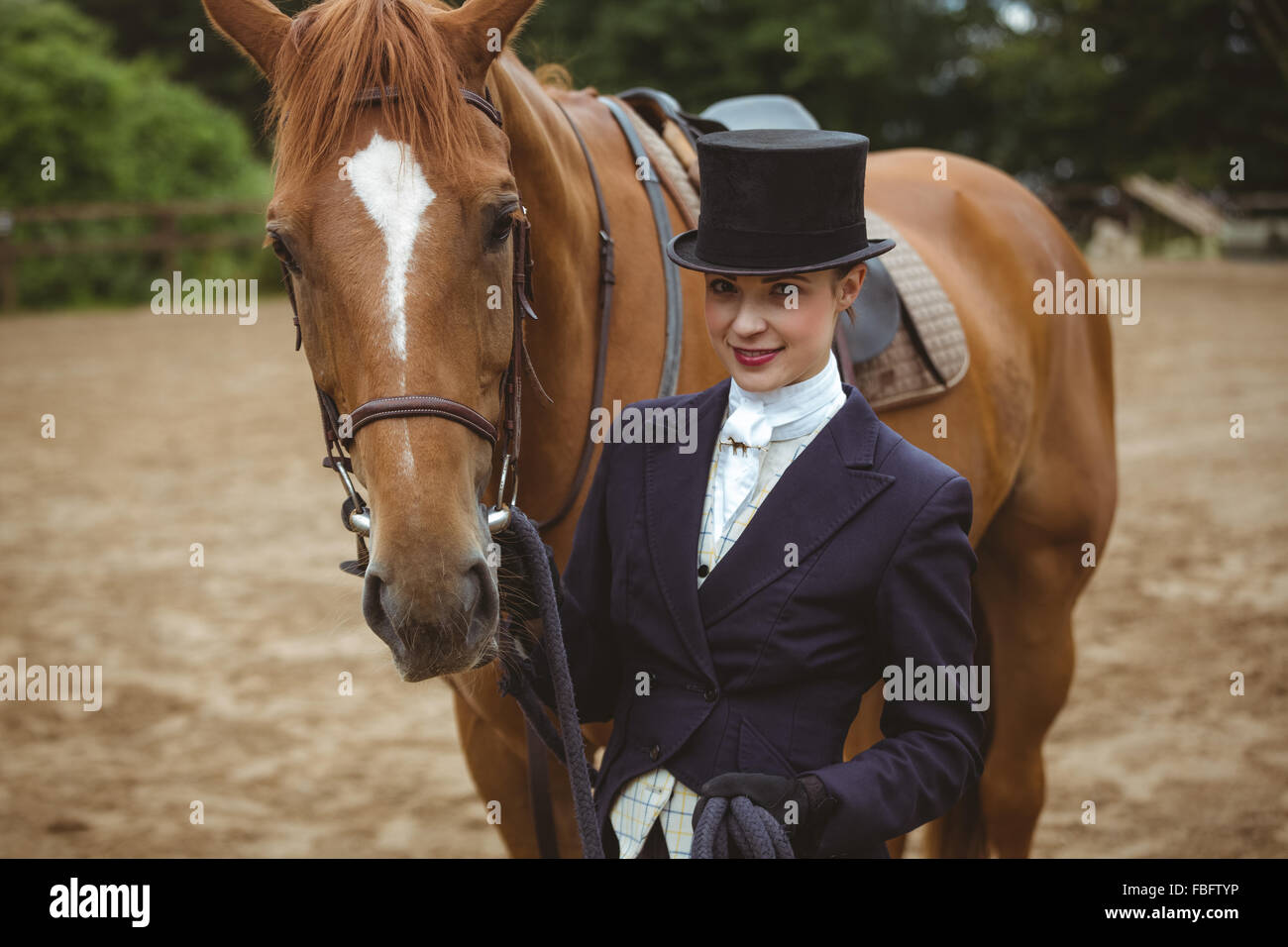 Jockey femmina portando il suo cavallo Foto Stock