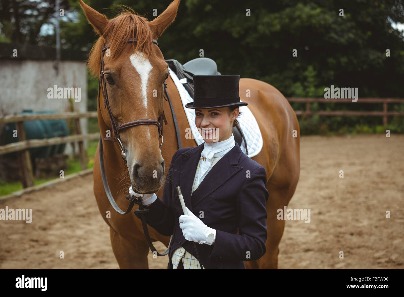 Jockey femmina portando il suo cavallo Foto Stock