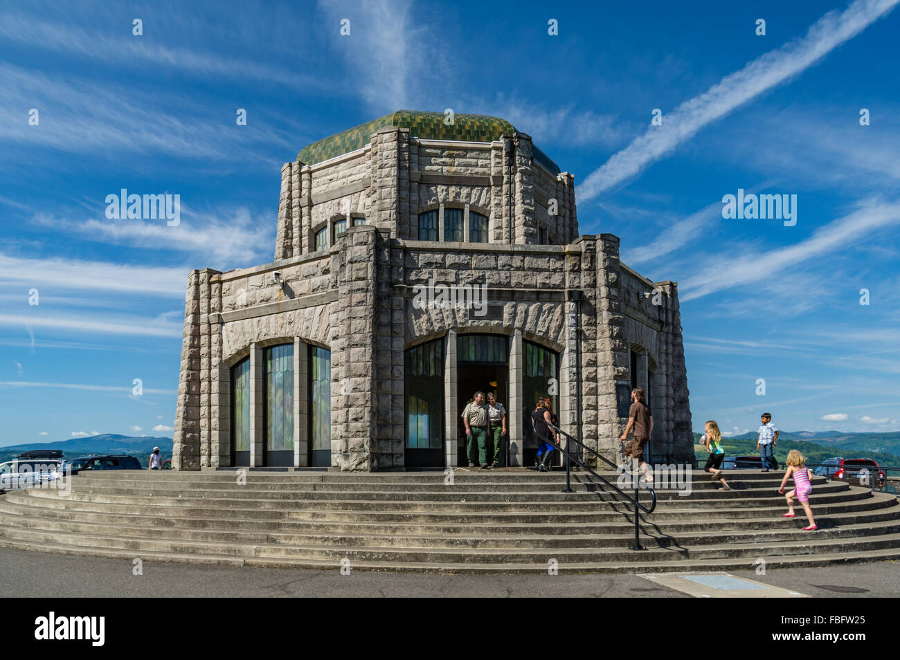 Park Rangers aiutare i visitatori a Casa Vista Visitor Center, Crown Point, Oregon, Stati Uniti d'America Foto Stock