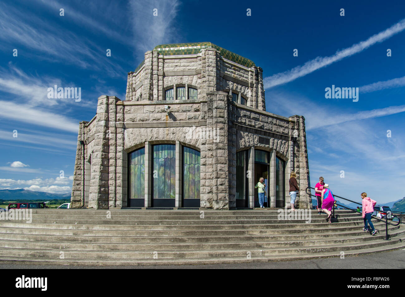I visitatori entrano nel Vista House visitor center al Crown Point, Oregon, Stati Uniti d'America Foto Stock