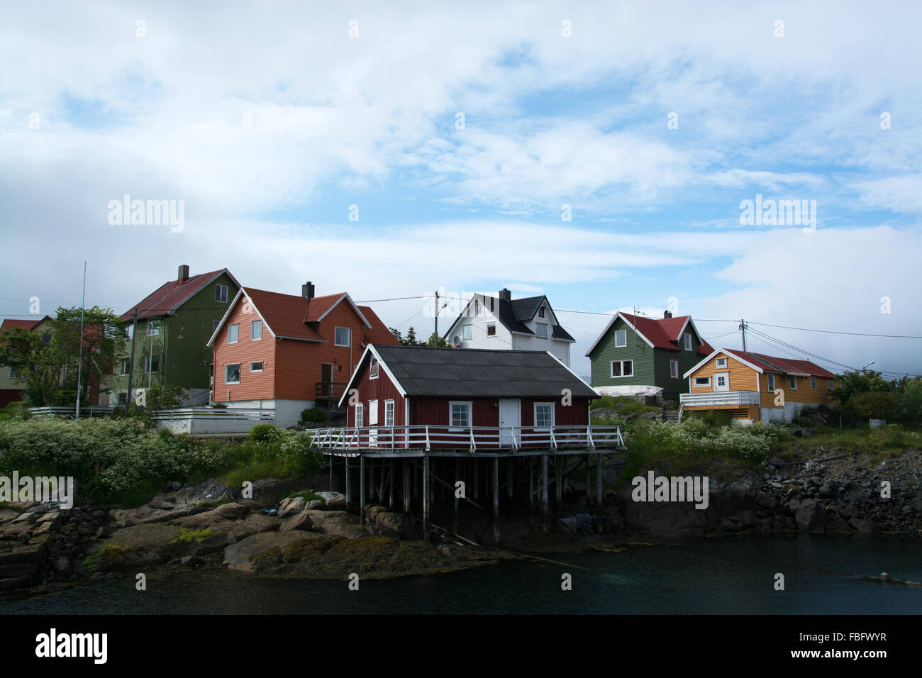 Henningsvaer è un villaggio di pescatori situato su numerose piccole isole al largo della costa meridionale di Austvagoya in Lofoten archipelag Foto Stock