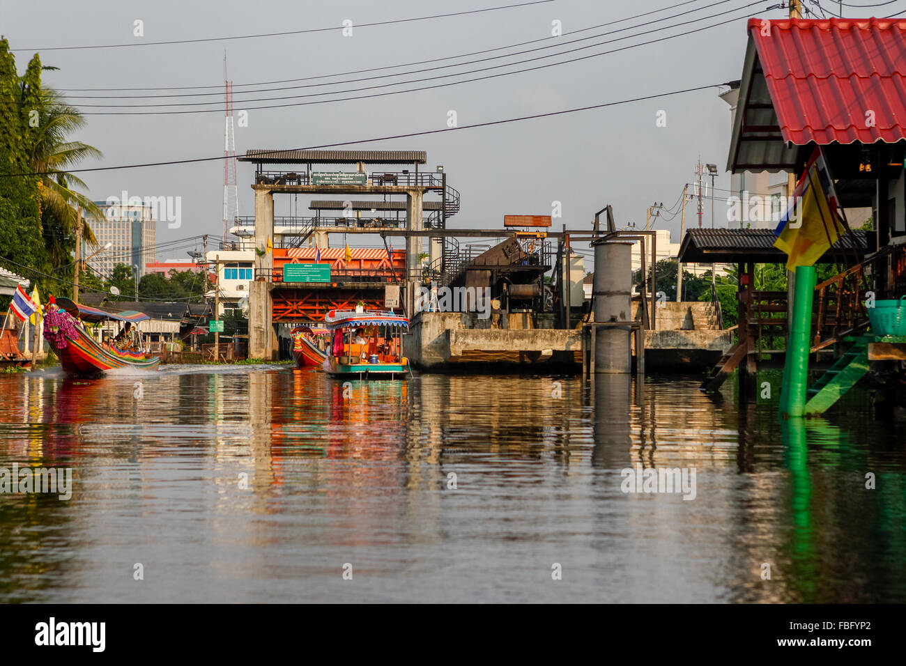 Alluvione su uno dei canali collegati al fiume Chao Phraya, Bangkok, Thailandia. Foto Stock