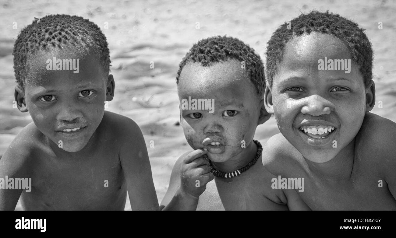 Ju'/hoansi San bambini vicino Elandslaagte, Namibia Foto Stock