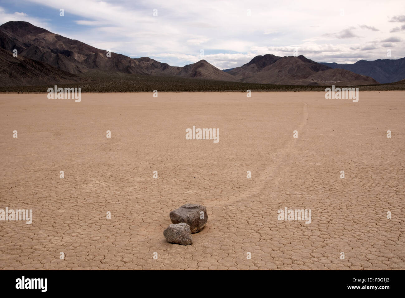 Racetrack Playa è un stagionalmente dry lake (Playa) situato nella parte settentrionale del Panamint montagne che è famosa per le rocce Foto Stock