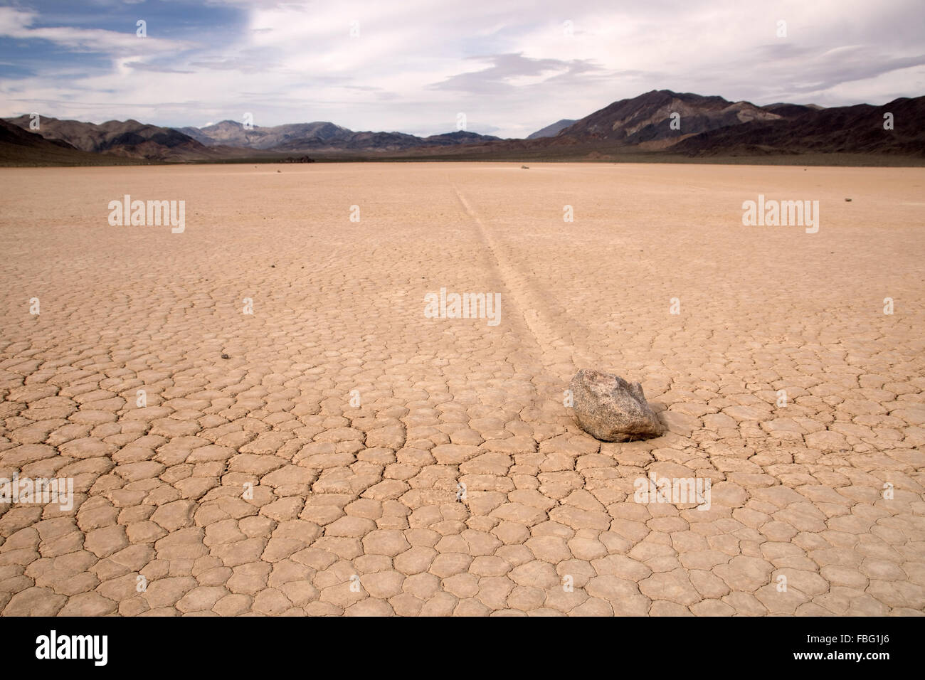 Racetrack Playa è un stagionalmente dry lake (Playa) situato nella parte settentrionale del Panamint montagne che è famosa per le rocce Foto Stock