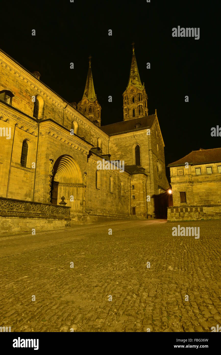 Bamberg, Baviera, Germania - imperiale piazza della cattedrale di notte Foto Stock