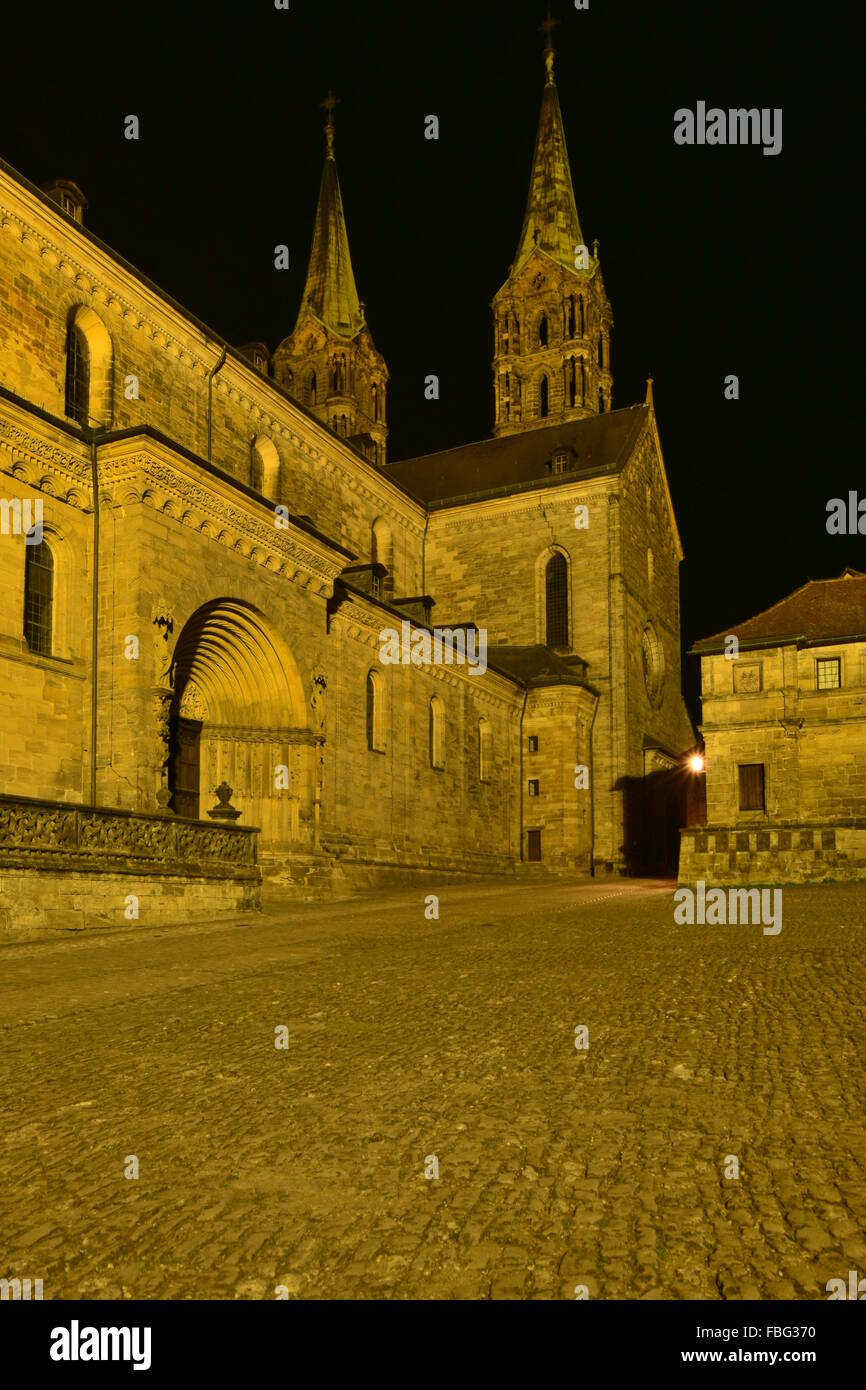 Bamberg, Baviera, Germania - imperiale piazza della cattedrale di notte Foto Stock
