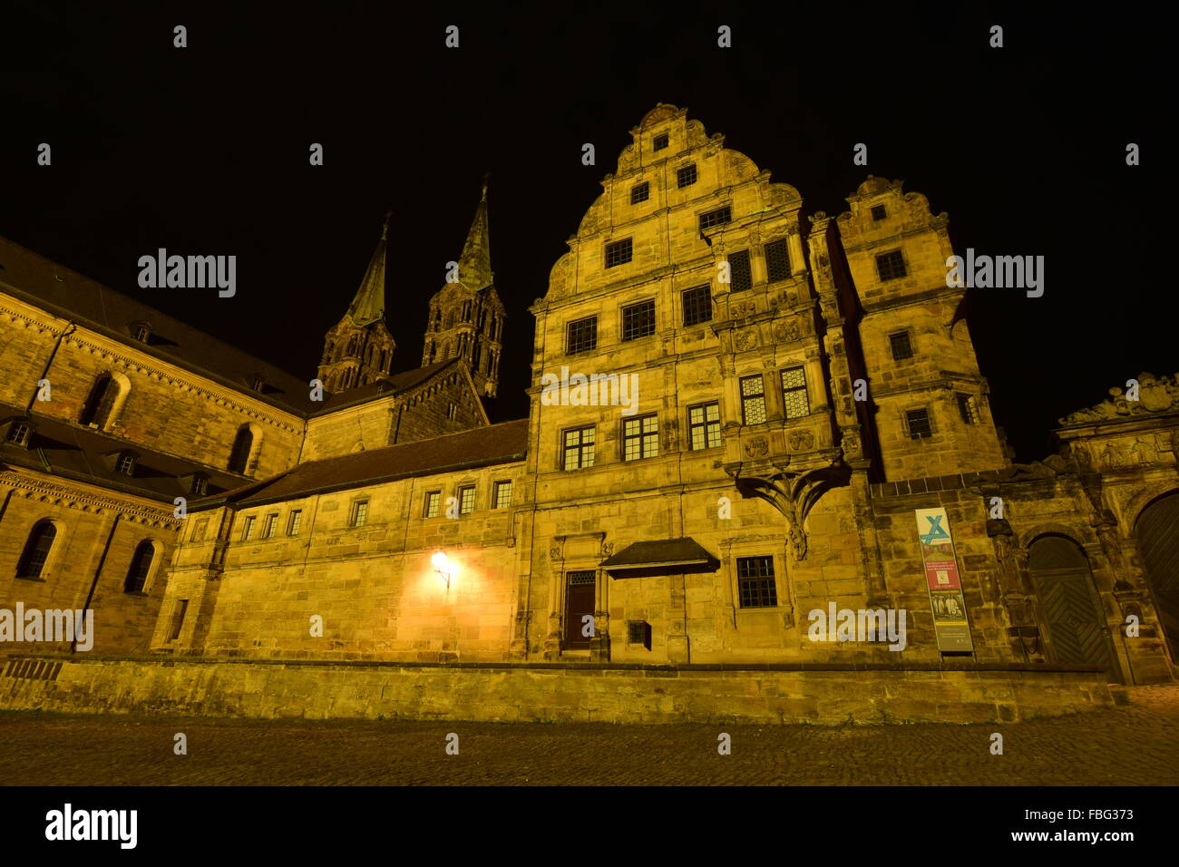 Bamberg, Baviera, Germania - imperiale piazza della cattedrale di notte Foto Stock