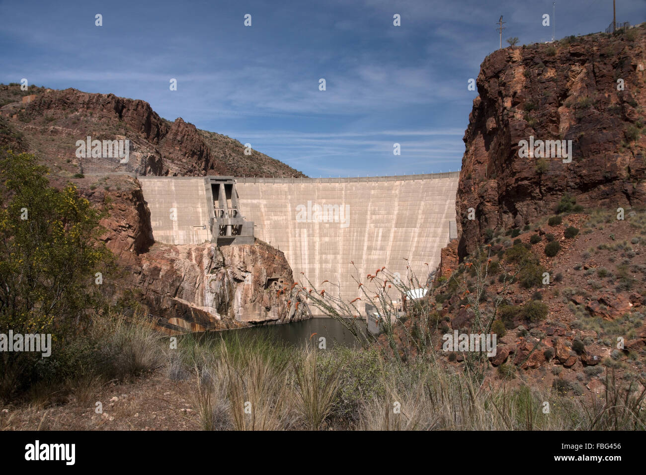 Theodore Roosevelt Dam è una diga sul fiume di sale e Tonto Creek si trova a nord-est di Phoenix, Arizona, Stati Uniti d'America Foto Stock