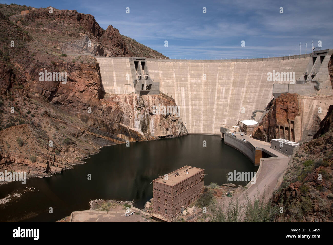 Theodore Roosevelt Dam è una diga sul fiume di sale e Tonto Creek si trova a nord-est di Phoenix, Arizona, Stati Uniti d'America Foto Stock