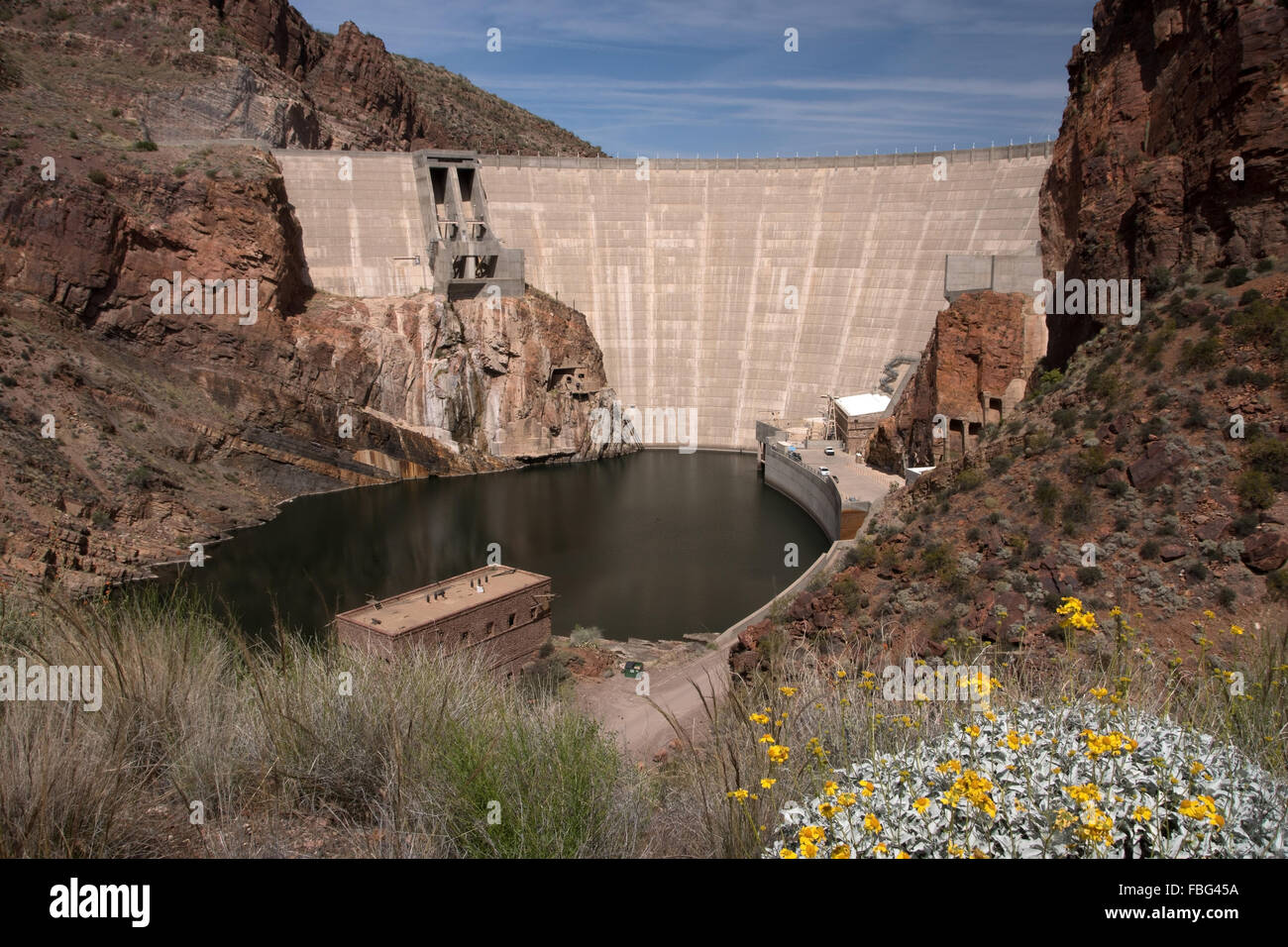 Theodore Roosevelt Dam è una diga sul fiume di sale e Tonto Creek si trova a nord-est di Phoenix, Arizona, Stati Uniti. Foto Stock