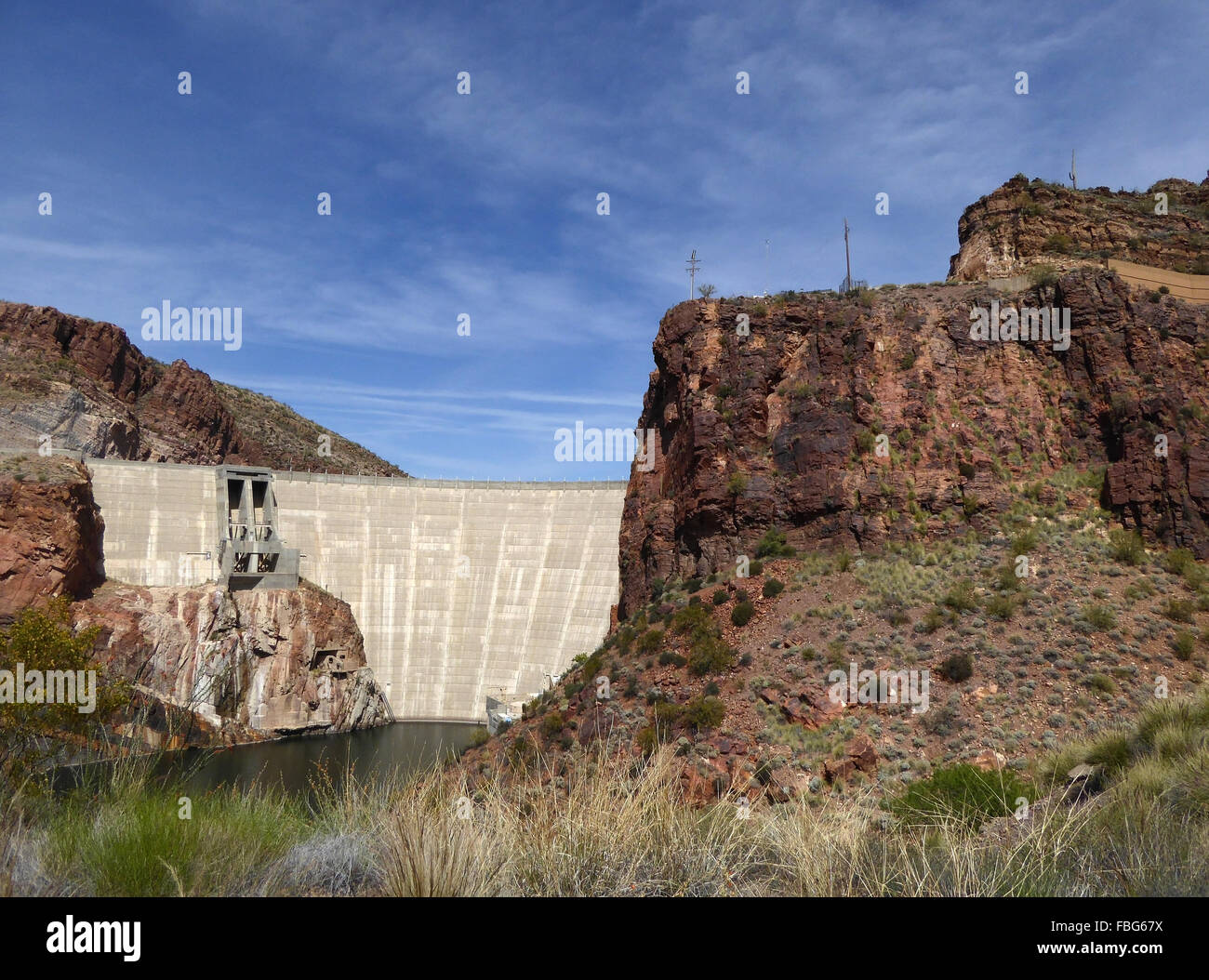 Theodore Roosevelt Dam è una diga sul fiume di sale e Tonto Creek si trova a nord-est di Phoenix, Arizona, Stati Uniti. Foto Stock