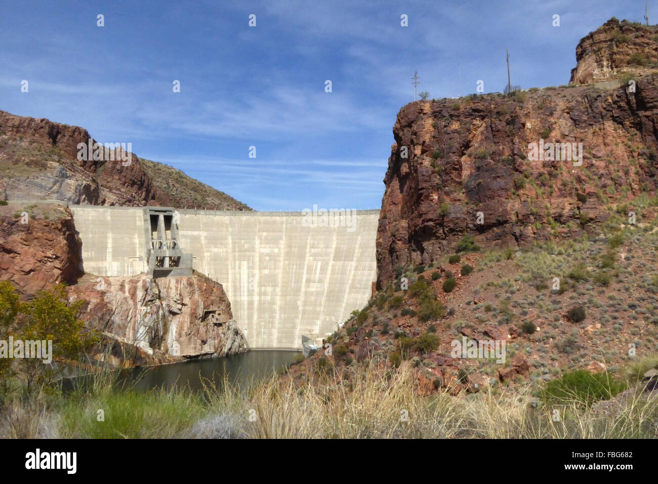 Theodore Roosevelt Dam è una diga sul fiume di sale e Tonto Creek si trova a nord-est di Phoenix, Arizona, Stati Uniti. Foto Stock