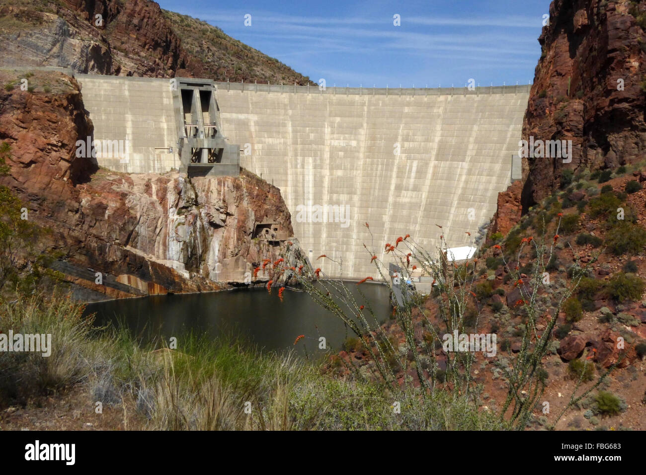 Theodore Roosevelt Dam è una diga sul fiume di sale e Tonto Creek si trova a nord-est di Phoenix, Arizona, Stati Uniti. Foto Stock
