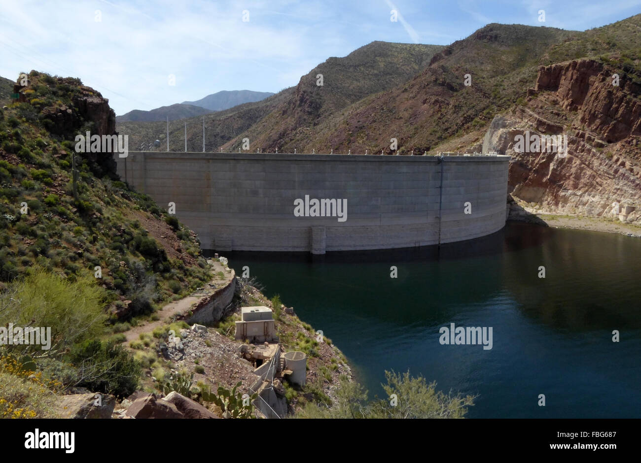 Theodore Roosevelt Dam è una diga sul fiume di sale e Tonto Creek si trova a nord-est di Phoenix, Arizona, Stati Uniti. Foto Stock