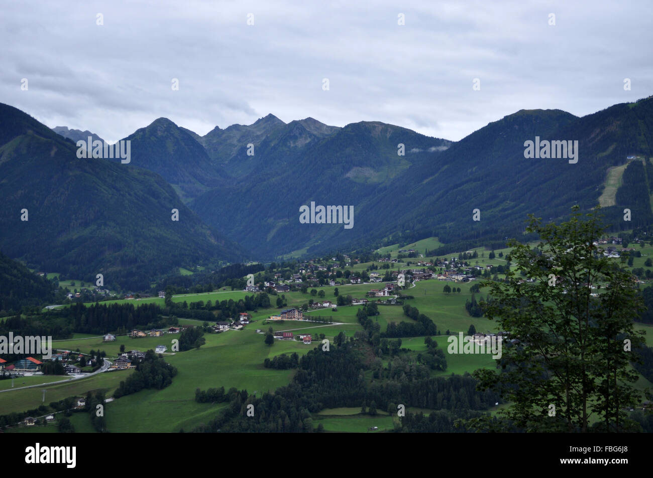 Flachau è un villaggio nel distretto di Sankt Johann im Pongau in stato di Salisburgo, Austria Foto Stock