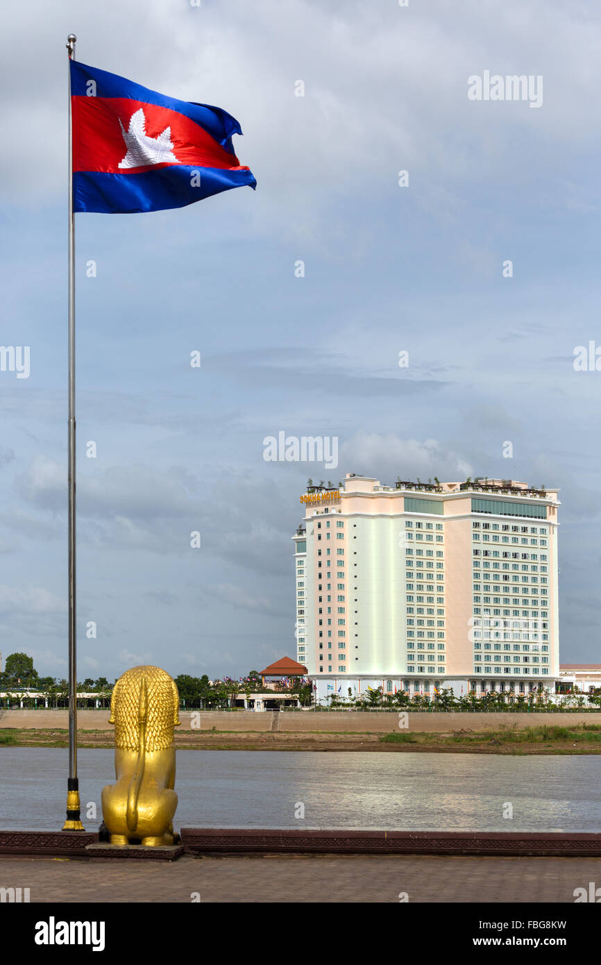 Sokha Hotel, Tonlé Sap River, bandiera cambogiana, Sisowath Quay, Golden Lion, Phnom Penh Cambogia Foto Stock