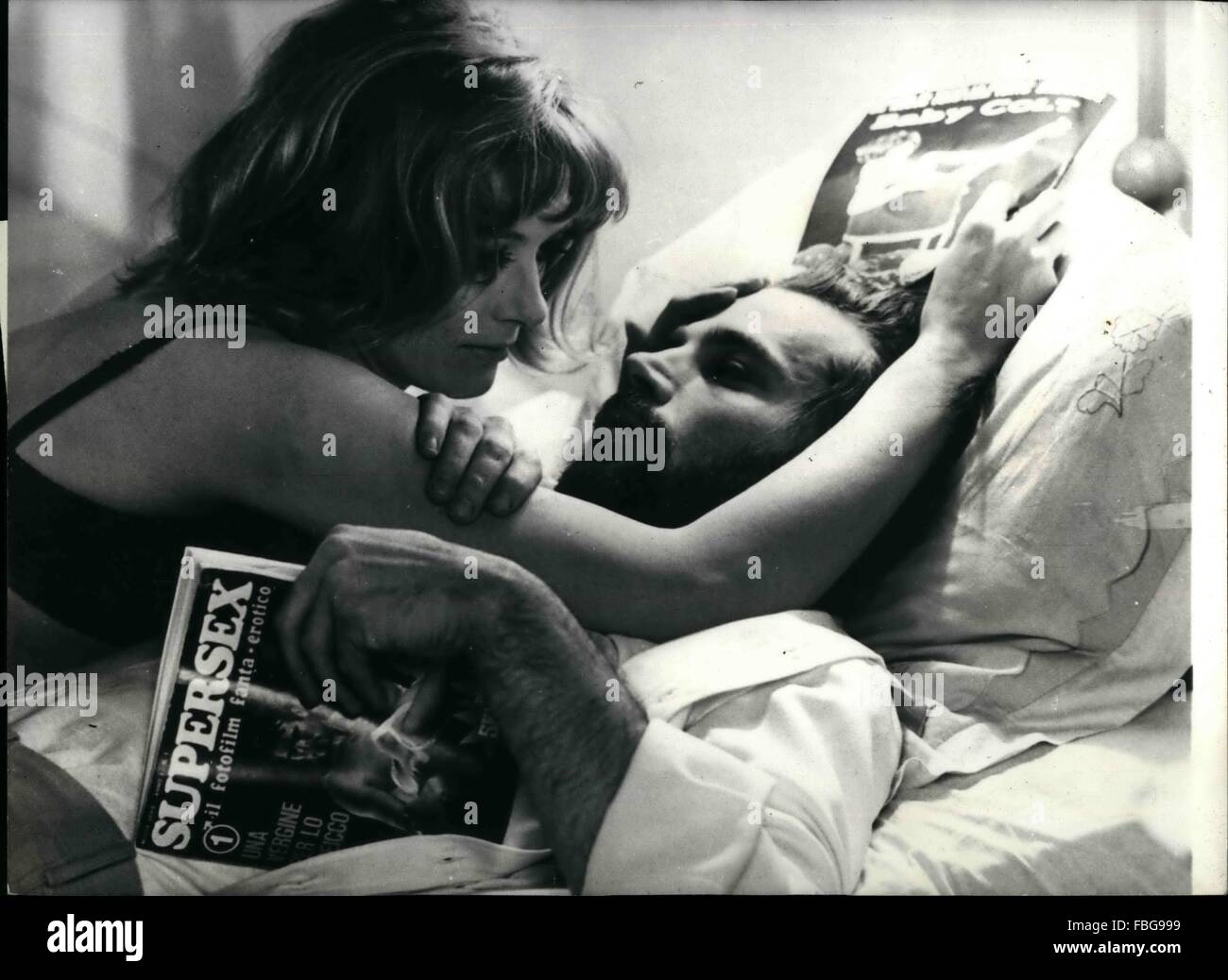 1977 - Ancora una volta insieme per la loro seconda pellicola di partenariato sono Vanessa Redgrave e Franco Nero sono stati ultimo visto sullo schermo insieme in ''camelot''. Il film stanno facendo ora, descritto dal direttore come ''black comedy'' è chiamato ''un posto tranquillo nel paese". Si tratta di un delicato e sognanti pop pittore, giocato da Franco Nero, che lascia la città per andare al paese con la sua ragazza, giocato da Vanessa, un positivo e costruttivo di carattere. Nero sta triste ed è ossessionato da un personaggio in una rivista ''Supersex' in modo Vanessa tentativi di ammulate il carattere esotico piuttosto modificare Foto Stock