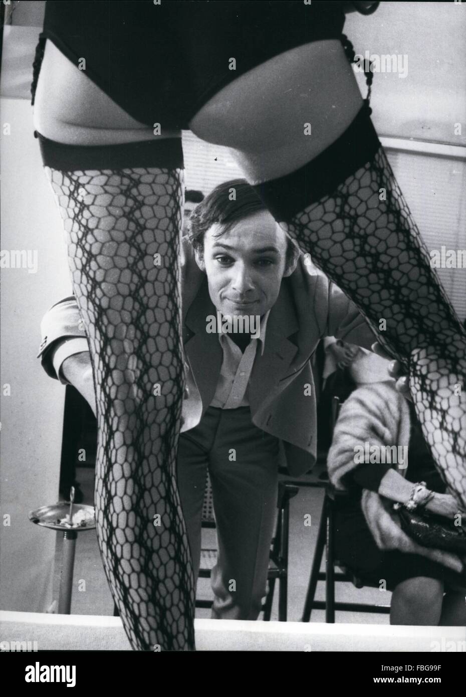 1967 - L'attore tedesco Peter Chatel, 27, è stato arrestato dalla 'Carabinierri' come hanno trovato presso Le Chatel's home 100 grammi di marijuana e 20 grammi di hashish. Il funzionamento è in indagini dopo la descovery del farmaco-traffico sulla barca galleggiante sul Tevere. Mostra fotografica di Peter Chatel, in una scena del film ''Gradiva'' diretto da Giorgio Albertazzi. © Keystone Pictures USA/ZUMAPRESS.com/Alamy Live News Foto Stock