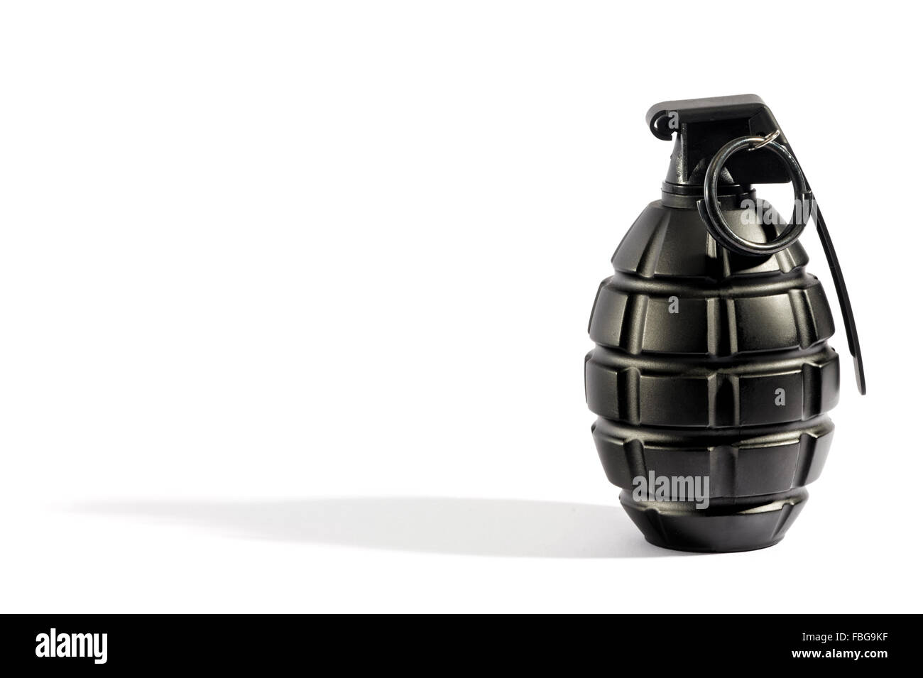 Unico ordigni in metallo nero granata con il perno rotondo su bianco con lunga ombra e spazio di copia Foto Stock