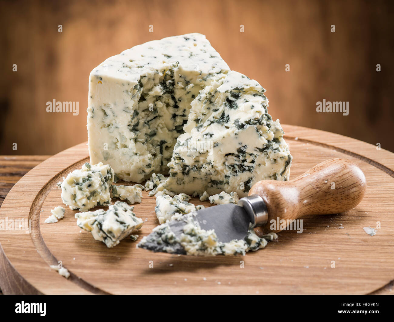 Danese formaggio blu su una tavola di legno. Foto Stock