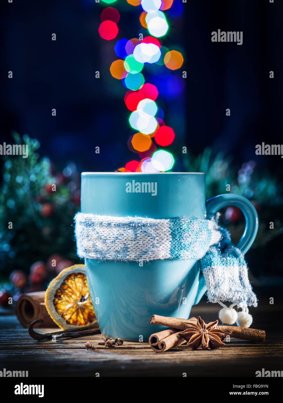 Vin brulé sulla tavola del Natale. Da tazze di origine sfere bokeh di fondo. Foto Stock