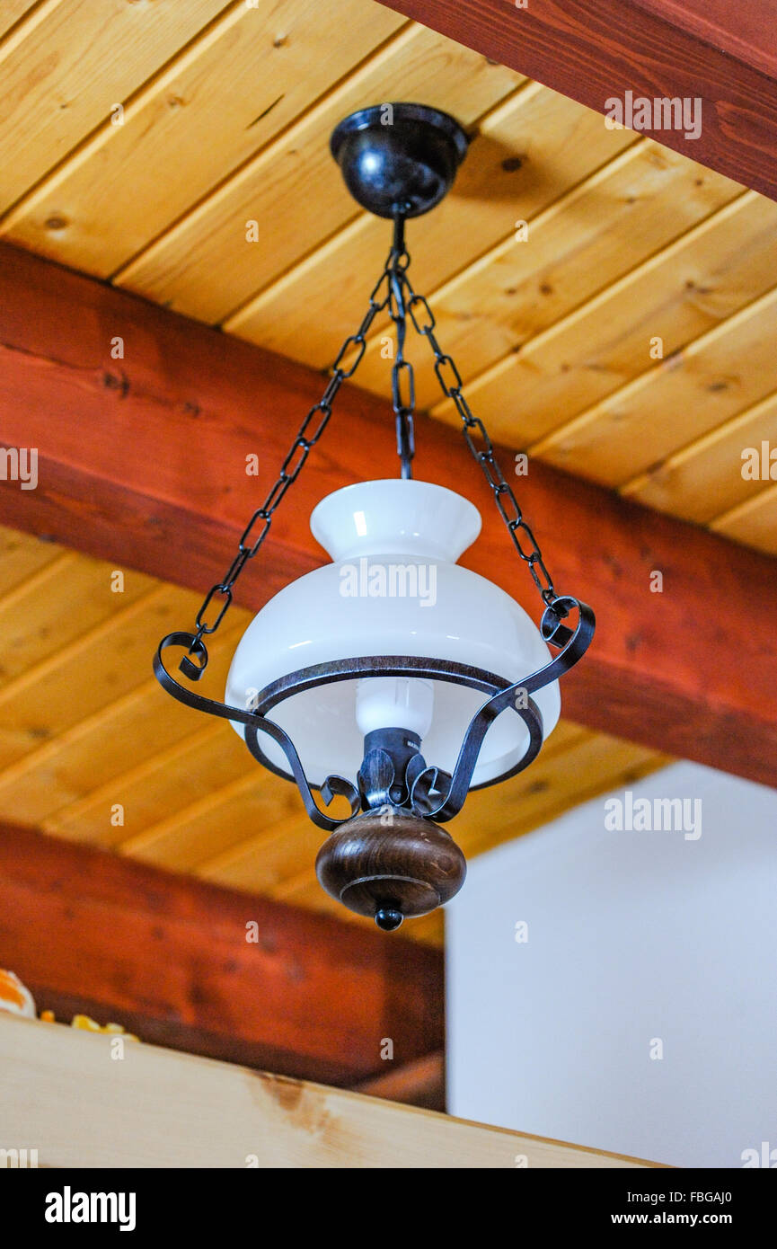 Vecchio stile vintage, tradizionali lampadari, lampada in un  tradizionalmente costruita casa in legno in Transilvania, Romania Foto  stock - Alamy