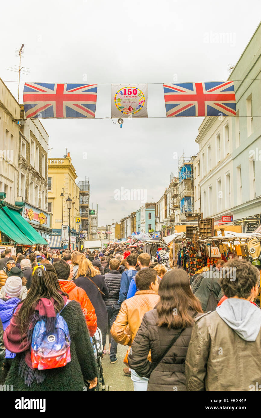 I visitatori, union jack e 150 anni portobello e golborne banner di mercato, Notting Hill, Londra, Inghilterra Foto Stock