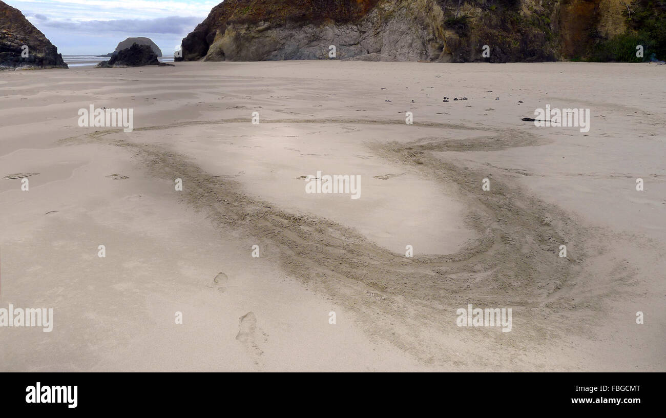 Anima Gemella, grande cuore scritto nella sabbia crea un 3D vista tipo di un intramontabile amore bello Foto Stock