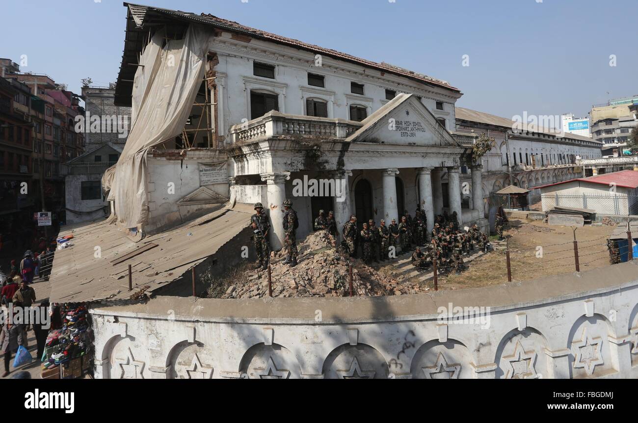 Kathmandu, Nepal. 16 gennaio, 2016. Il personale dell'esercito guardia durante la cerimonia del varo di un programma di ricostruzione a Ranipokhari a Kathmandu, Nepal, gen. 16, 2016. Una ricostruzione nazionale mega-campagna è stato formalmente avviato in Nepal il sabato, nove mesi dopo il mese di aprile 25 massiccia di terremoti e scosse di assestamento che ha lasciato centinaia di migliaia di persone senzatetto e milioni di case danneggiate. Il programma è stato organizzato anche per contrassegnare il XVIII Sicurezza antisismica giorno commemorativo della devastazione causata dal 1934 Nepal-Bihar terremoto. © Sunil Sharma/Xinhua/Alamy Live News Foto Stock