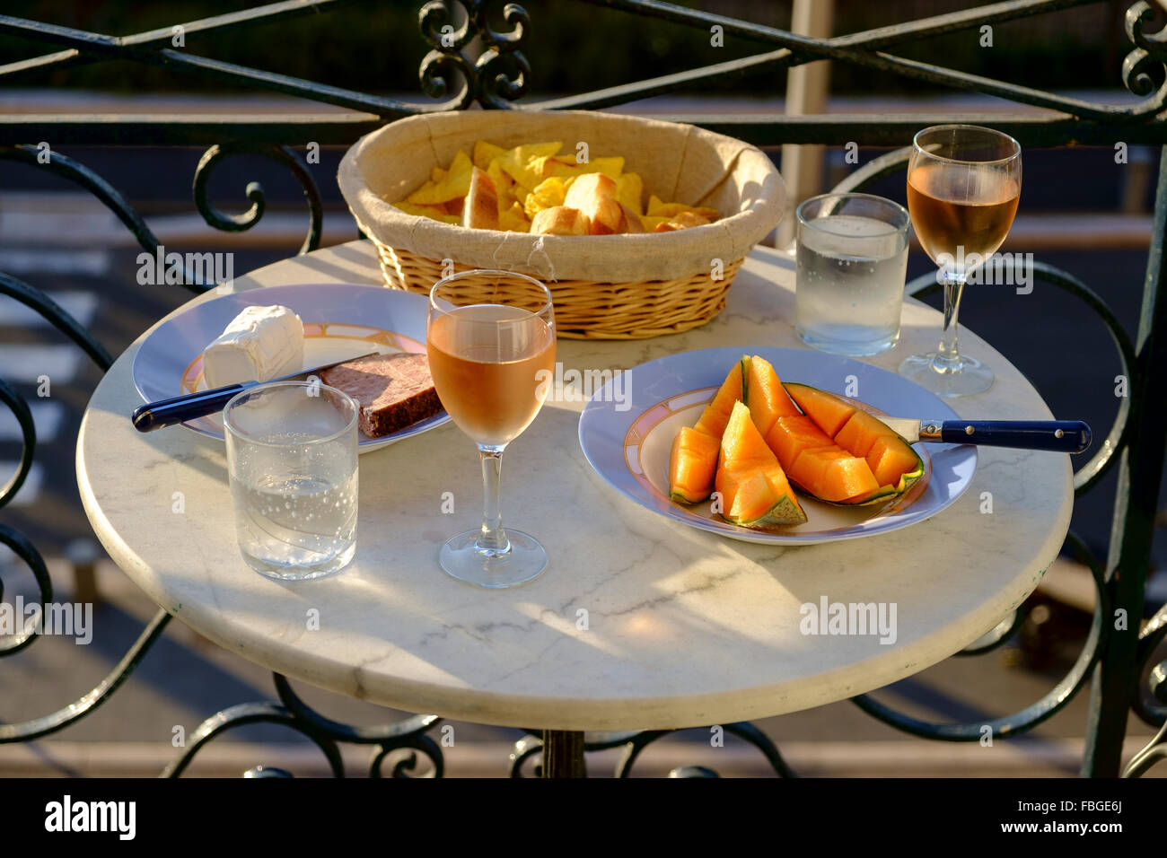 In estate il pranzo apertif balcone terrazza melone vino Foto Stock