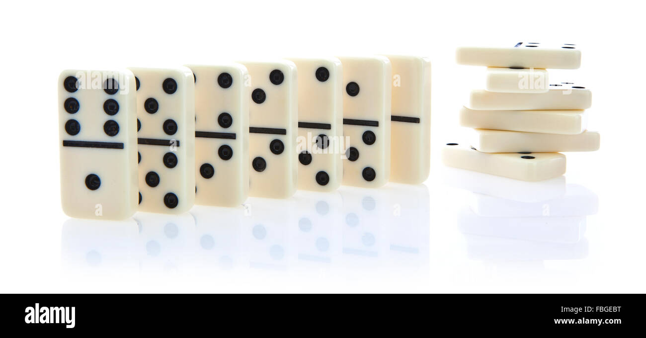 Fila di domino di bianco isolato su sfondo bianco Foto Stock