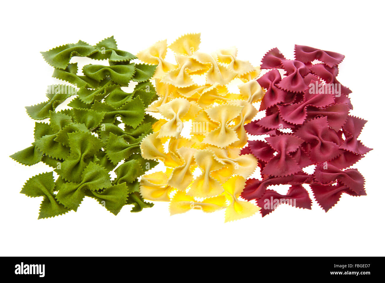 La pasta secca archi a la forma e i colori della bandiera italiana su sfondo bianco Foto Stock