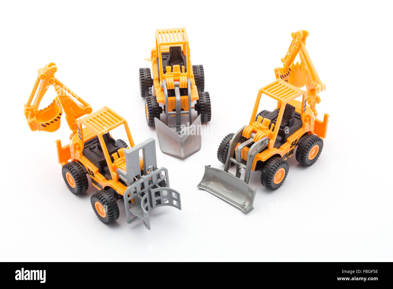3 orange trattore giocattolo costruzione su sfondo bianco Foto Stock