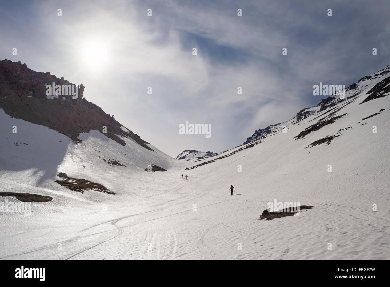 Gli alpinisti in salita per escursioni di sci alpinismo sul pendio nevoso verso il vertice della montagna. Concetto di conquista delle avversità e reachin Foto Stock