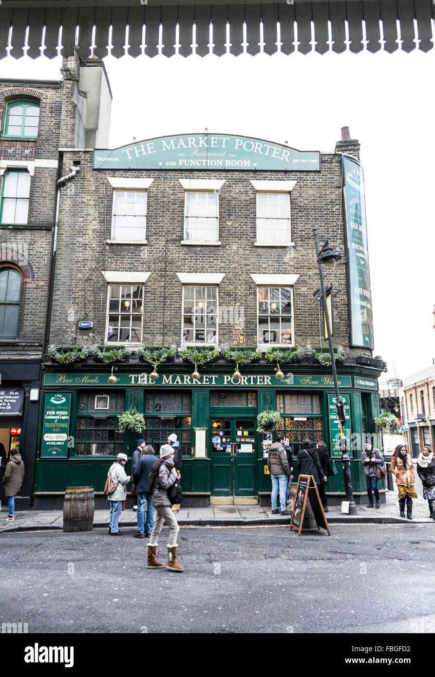 Vista esterna del mercato Porter pub - un tradizionale pub inglese in Stoney Street, Borough Market, London SE1, Southwark Foto Stock