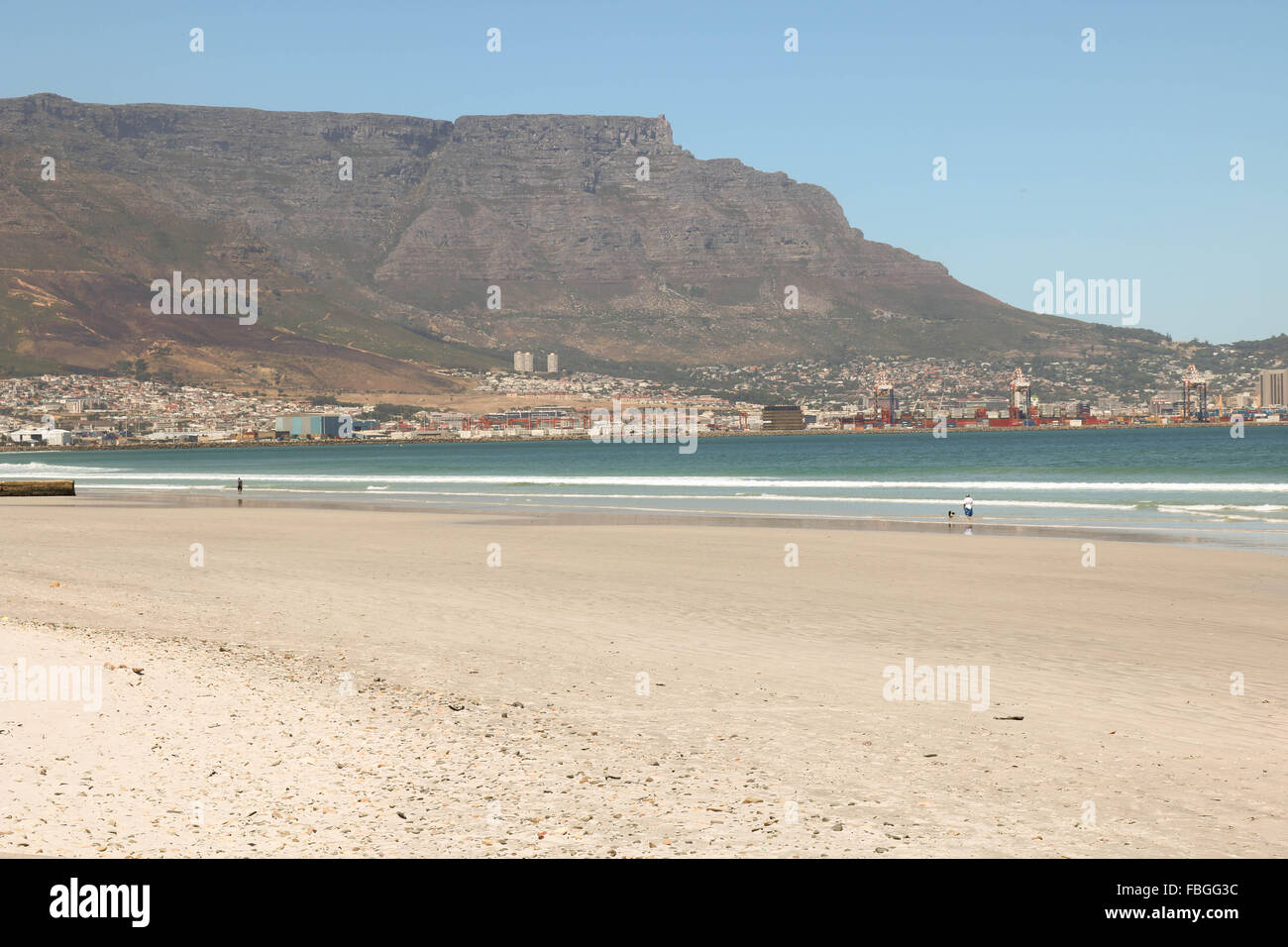 Lagoon Beach, Città del Capo, Sud Africa con Table Mountain in background Foto Stock