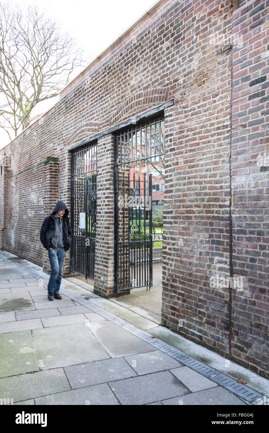 Sito dell'ex prigione di Marshalsea - Le superstiti resti del muro perimetrale e i cancelli della famigerata prigione a Southwark Foto Stock