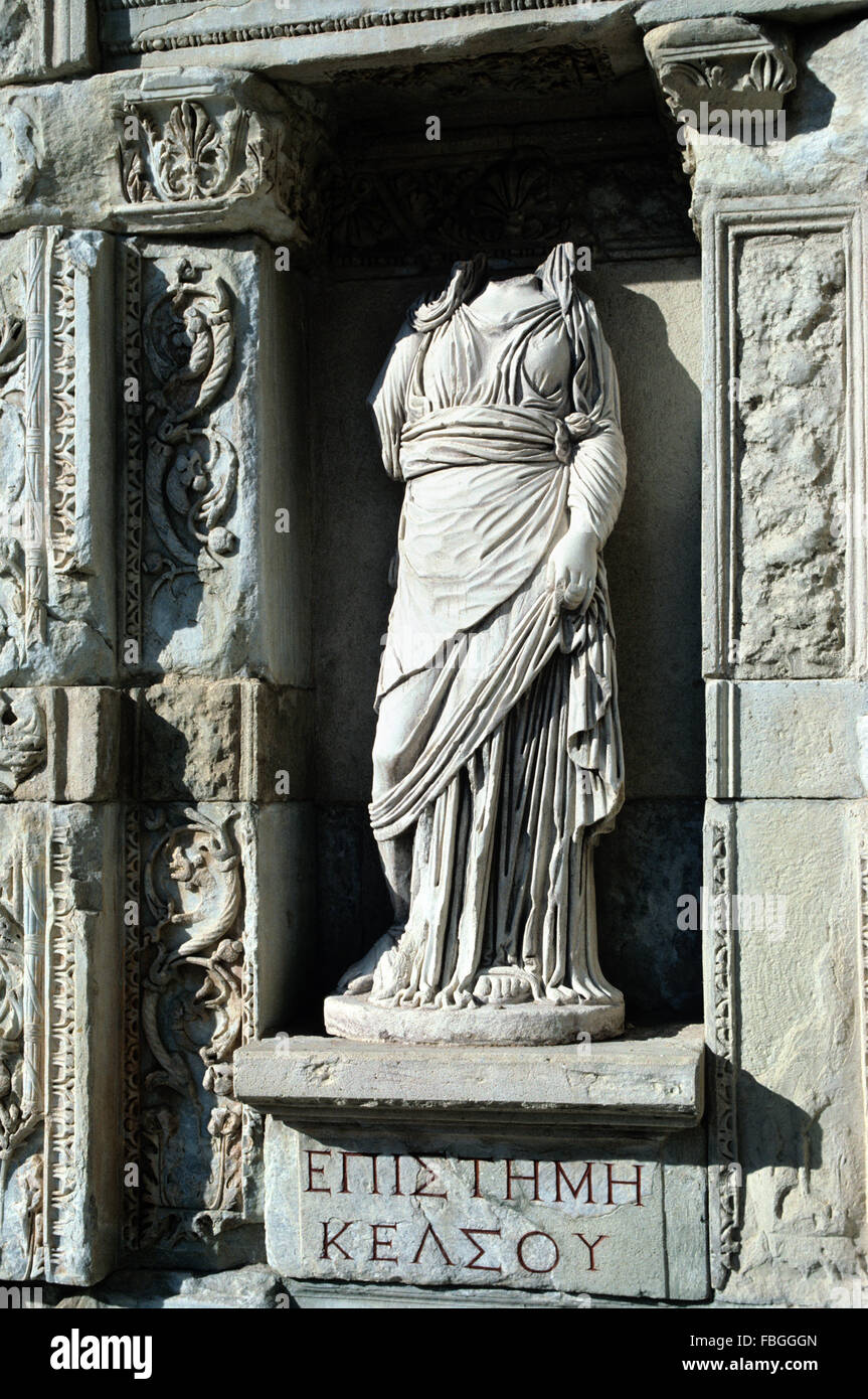 Statua di Episteme, o personificazione della conoscenza o scienza statua (110-135AD) biblioteca di Celso, Efeso, Selçuk, Turchia Foto Stock