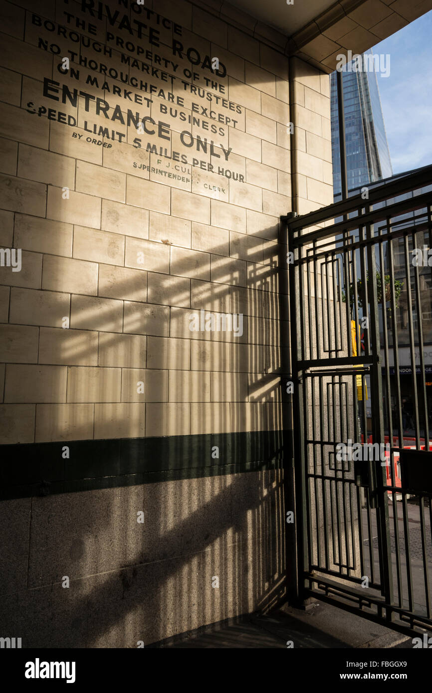 Ombre all'ingresso di Borough Market, Borough High Street, Londra, SE1, Inghilterra, Regno Unito Foto Stock