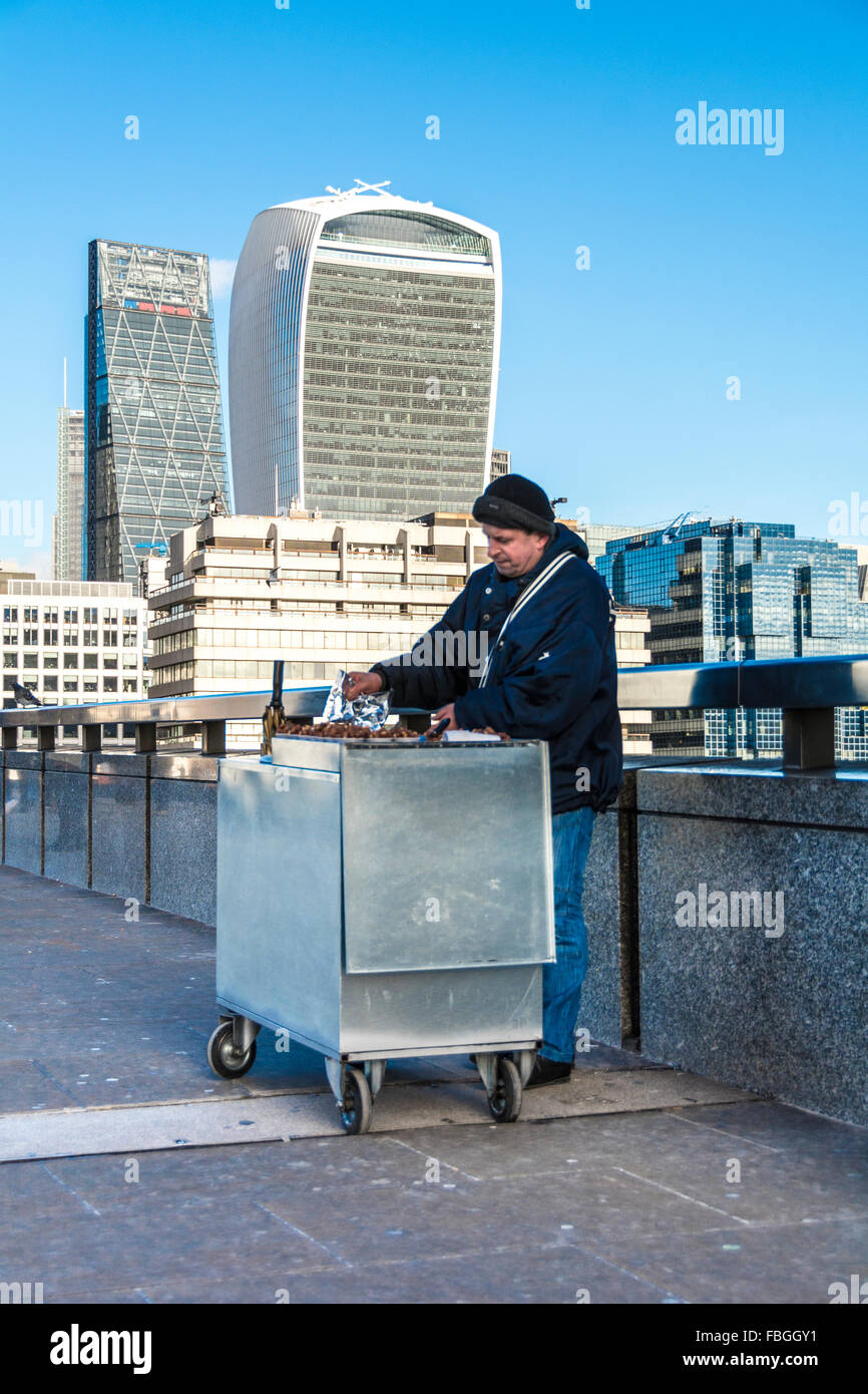 La mattina presto street venditore sul Ponte di Londra Foto Stock