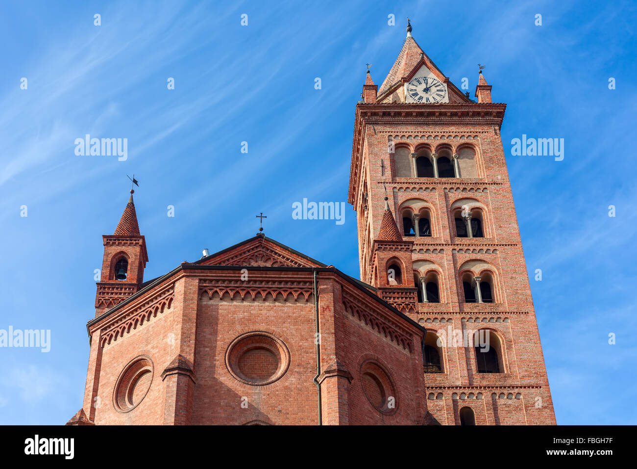 La facciata della Cattedrale di San Lorenzo sotto il cielo blu di Alba, Italia. Foto Stock